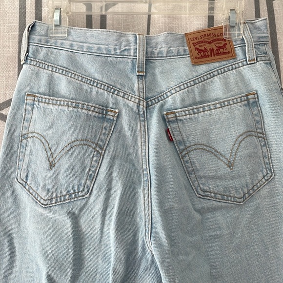 Levi’s Ultra High Waisted Straight Jean Lightwash - Picture 7 of 9